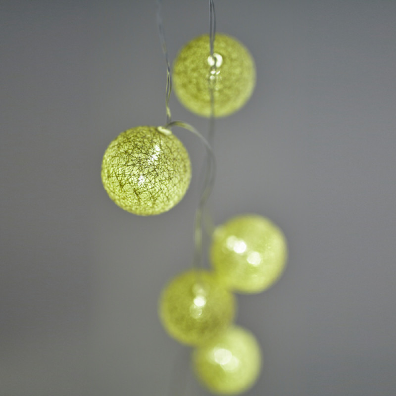 ΣΕΙΡΑ, 10 LED 5mm, ΧΡΥΣΕΣ ΥΦΑΣΜΑΤΙΝΕΣ ΜΠΑΛΕΣ 6cm,  ΜΠΑΤΑΡΙΑΣ 2xAA, ΧΡΟΝΟΔΙΑΚΟΠΤΗ, ΔΙΑΦΑΝΟ PVC ΚΑΛΩΔΙΟ, ΘΕΡΜΟ ΛΕΥΚΟ ΑΝΑ 15cm, ΠΡΟΕΚΤΑΣΗ ΠΑΡΟΧΗΣ 30cm, IP20