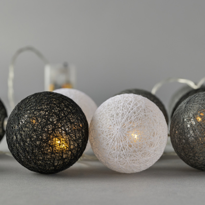 ΣΕΙΡΑ, 10 LED 5mm, ΛΕΥΚΕΣ, ΓΚΡΙ & ΜΑΥΡΕΣ ΥΦΑΣΜΑΤΙΝΕΣ ΜΠΑΛΕΣ 6cm, ΜΠΑΤΑΡΙΑΣ 2xAA, ΧΡΟΝΟΔΙΑΚΟΠΤΗ, ΔΙΑΦΑΝΟ PVC ΚΑΛΩΔΙΟ, 10 ΘΕΡΜΑ ΛΕΥΚΑ LED ΑΝΑ 10cm, ΠΡΟΕΚΤΑΣΗ ΠΑΡΟΧΗΣ 30cm, IP20