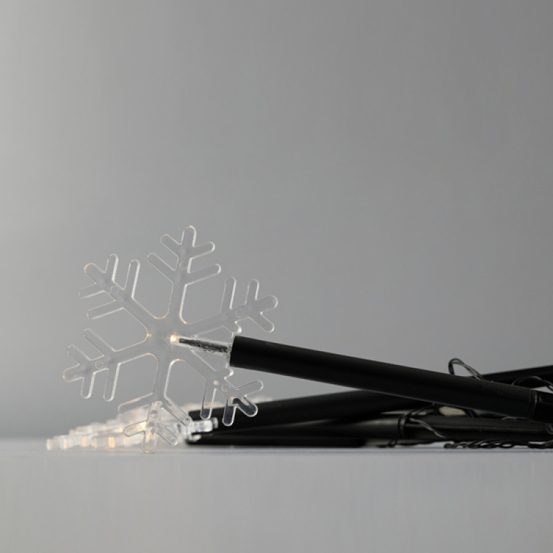 ΣΕΙΡΑ, 5 LED 3mm, 5 ΧΙΟΝΟΝΙΦΑΔΕΣ ΜΕ ΡΑΒΔΙ ΓΙΑ ΕΔΑΦΟΣ 34.5cm, ΗΛΙΑΚΟ ΣΥΛΛΕΚΤΗ ΜΕ ΑΙΣΘΗΤΗΡΑ ΦΩΤΟΣ, ΜΑΥΡΟ PVC ΚΑΛΩΔΙΟ, ΘΕΡΜΟ ΛΕΥΚΟ LED ΑΝΑ 35cm, ΠΡΟΕΚΤΑΣΗ ΠΑΡΟΧΗΣ 2m, IP44