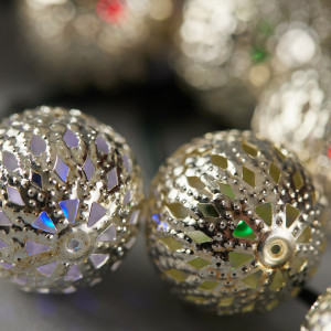 ΣΕΙΡΑ, 40 LED 5mm, ΠΛΑΣΤΙΚΕΣ ΜΠΑΛΕΣ ΥΦΑΣΜΑΤΙΝΕΣ 4cm, ΗΛΙΑΚΟ ΣΥΛΛΕΚΤΗ ΜΕ ΑΙΣΘΗΤΗΡΑ ΦΩΤΟΣ, 8 ΠΡΟΓΡΑΜΜΑΤΑ, ΠΡΑΣΙΝΟ PVC ΚΑΛΩΔΙΟ, ΘΕΡΜΟ ΛΕΥΚΟ LED ΑΝΑ 10cm, ΠΡΟΕΚΤΑΣΗ ΠΑΡΟΧΗΣ 1m, ΙΡ44