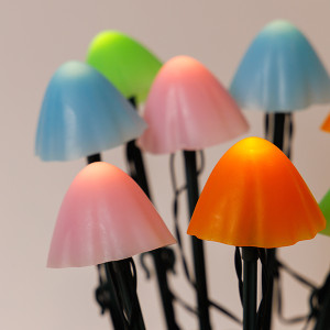 ΣΕΙΡΑ, 8 LED 5mm, ΠΛΑΣΤΙΚΑ ΠΟΛΥΧΡΩΜΑ ΜΑΝΙΤΑΡΙΑ H20cm, ΗΛΙΑΚΟ ΠΑΝΕΛ ΜΕ ΑΙΣΘΗΤΗΡΑ ΦΩΤΟΣ, ΠΡΑΣΙΝΟ PVC ΚΑΛΩΔΙΟ, ΘΕΡΜΟ ΛΕΥΚΟ LED ANA 50cm, ΠΡΟΕΚΤΑΣΗ ΠΑΡΟΧΗΣ 1m, IP44